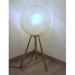 Lampada da terra - Struttura in ottone - Sfera in vetro opalino - Art. 2073